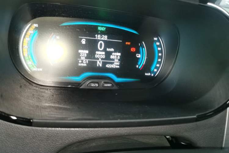Used Chery New Energy Little Ant 2022 Restyled Version Sweet Pink Edition Half-Sugar Version 30.6 kWh 30 kW 301 km Odometer Close Up