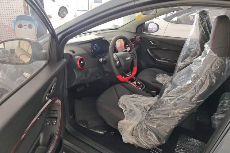 Used Chery New Energy Little Ant 2022 Revised Version Sweet Pink Edition Half-Sugar Version Lithium Iron Phosphate 30.7 kWh 30 kW 301 km Interior 2