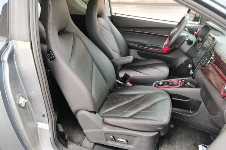 Used Chery New Energy Little Ant 2022 Restyled Version Sweet Pink Edition Half-Sugar Version 28.8 kWh 30 kW 301 km Right Front Seat