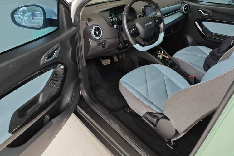 Used Chery New Energy Little Ant 2022 Sweet Pink Edition Half-Sugar Version 3-Cell Lithium 30kW 301km Interior 3