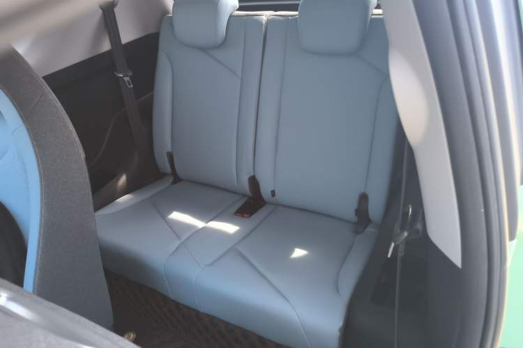 Used Chery New Energy Little Ant 2022 Revised Version Sweet Pink Edition Half-Sugar Version Lithium Iron Phosphate 30.7 kWh 30 kW 301 km Left Rear Seat