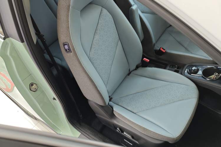 Used Chery New Energy Little Ant 2022 Sweet Pink Edition Half-Sugar Version 3-Cell Lithium 30kW 301km Right Front Seat