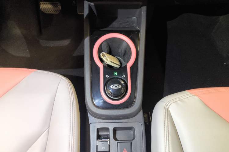 Used Chery New Energy Little Ant 2022 Revised Version Sweet Pink Edition Half-Sugar Version Lithium Iron Phosphate 30.7 kWh 30 kW 301 km Gear Lever
