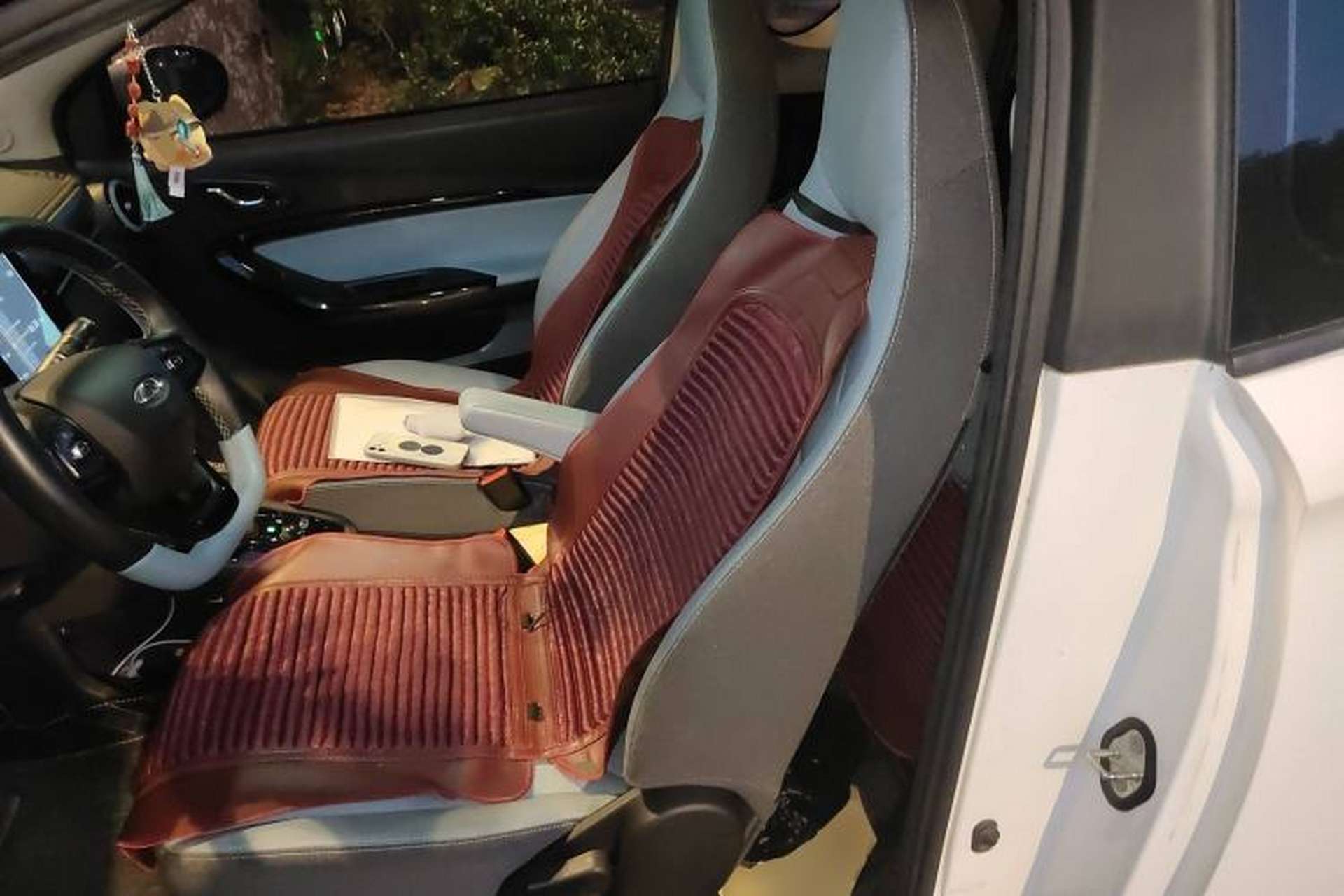 Used Chery New Energy Little Ant 2022 Restyled Version Sweet Pink Edition Half-Sugar Version 28.8 kWh 30 kW 301 km Left Rear Seat