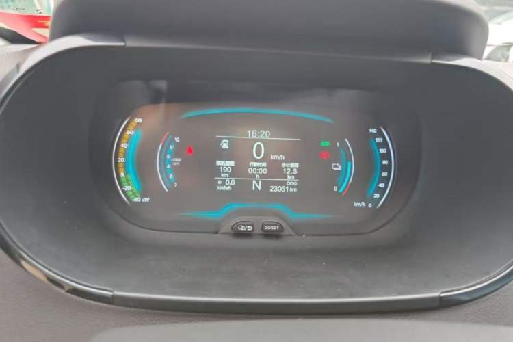Used Chery New Energy Little Ant 2022 Sweet Pink Edition Half-Sugar Version Lithium Iron Phosphate 29.2 kWh 30 kW 301 km Odometer Close Up