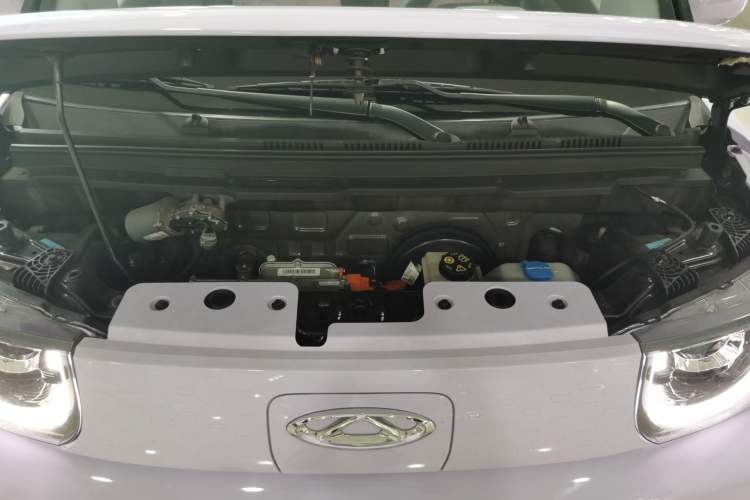 Used Chery New Energy QQ Ice Cream 2022 170km Sundae Phosphate Lithium-Ion Engine Bay