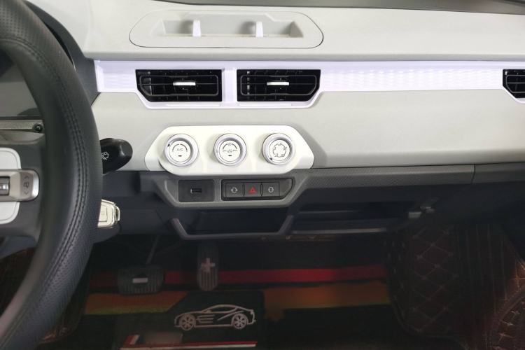 Used Chery New Energy QQ Ice Cream 2022 170km Sundae Phosphate Lithium-Ion Interior 2