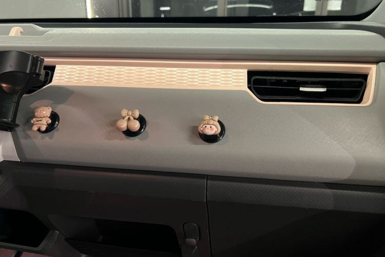 Used Chery New Energy QQ Ice Cream 2022 170km Sundae Phosphate Lithium-Ion Interior 6
