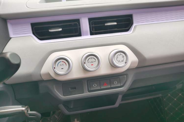 Used Chery New Energy QQ Ice Cream 2022 170km Sundae Phosphate Lithium-Ion Audio And AC Panel