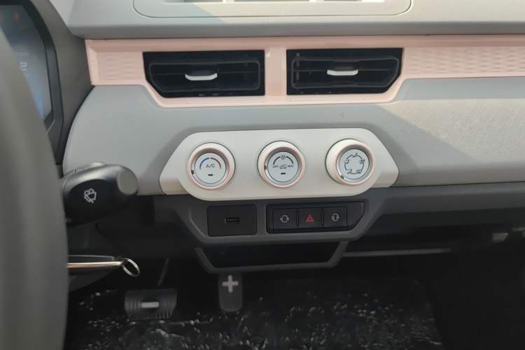 Used Chery New Energy QQ Ice Cream 2022 120km Milkshake Phosphate Lithium-Iron Audio And AC Panel