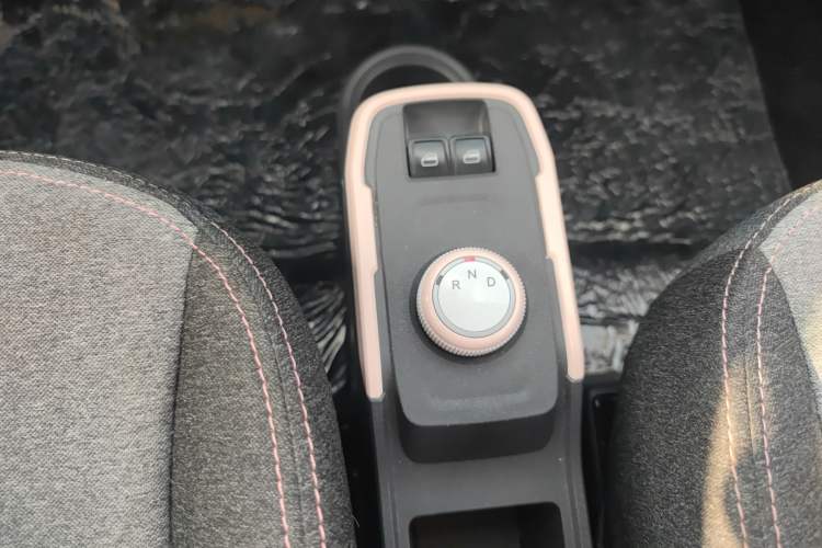 Used Chery New Energy QQ Ice Cream 2022 120km Milkshake Phosphate Lithium-Iron Gear Lever