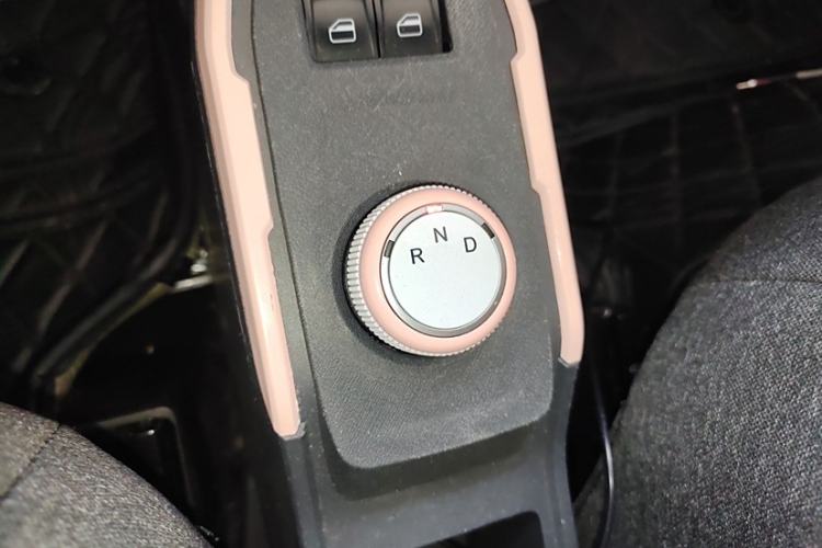Used Chery New Energy QQ Ice Cream 2022 170km Sundae Phosphate Lithium-Ion Interior 3