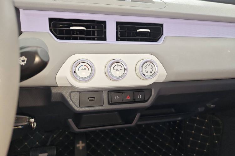 Used Chery New Energy QQ Ice Cream 2022 170km Sundae Phosphate Lithium-Ion Interior 3