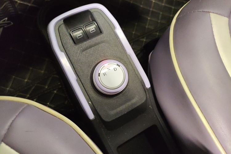 Used Chery New Energy QQ Ice Cream 2022 170km Sundae Phosphate Lithium-Ion Interior 4