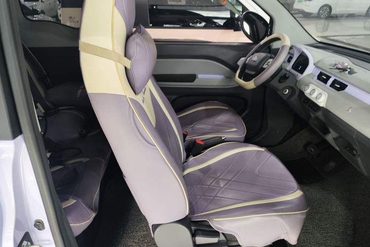 Used Chery New Energy QQ Ice Cream 2022 170km Sundae Phosphate Lithium-Ion Interior 4