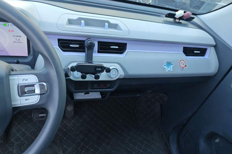 Used Chery New Energy QQ Ice Cream 2022 170km Sundae Phosphate Lithium-Ion Interior 4