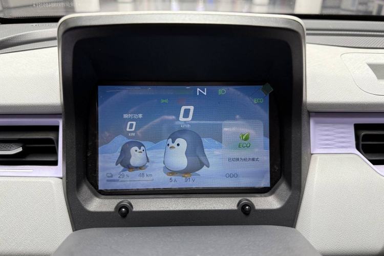 Used Chery New Energy QQ Ice Cream 2022 170km Sundae Phosphate Lithium-Ion Interior 4