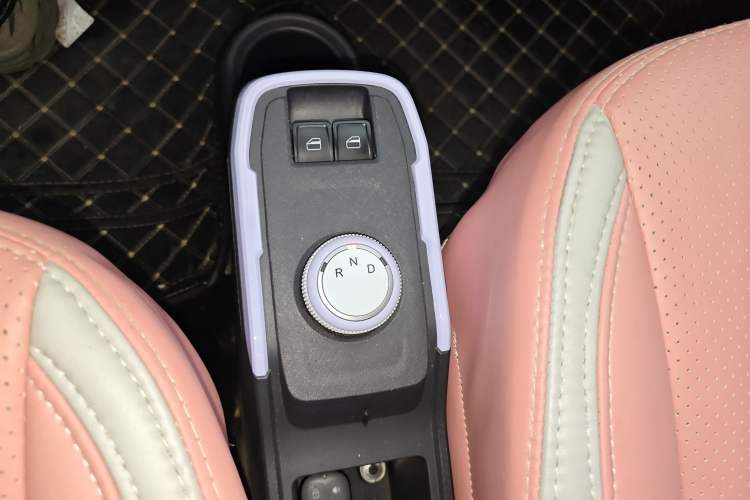 Used Chery New Energy QQ Ice Cream 2022 170km Sundae Phosphate Lithium-Ion Interior 4