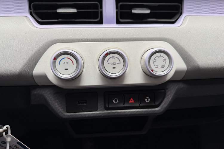 Used Chery New Energy QQ Ice Cream 2022 170km Sundae Phosphate Lithium-Ion Interior 5