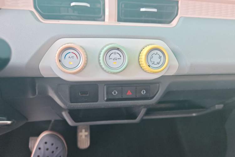 Used Chery New Energy QQ Ice Cream 2022 170km Sundae Phosphate Lithium-Ion Audio And AC Panel
