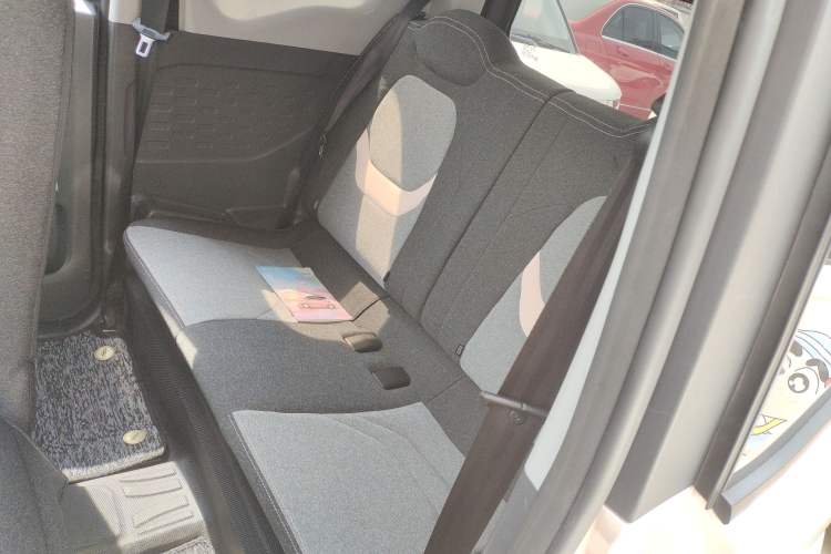 Used Chery New Energy QQ Ice Cream 2022 170km Sundae Phosphate Lithium-Ion Interior 1