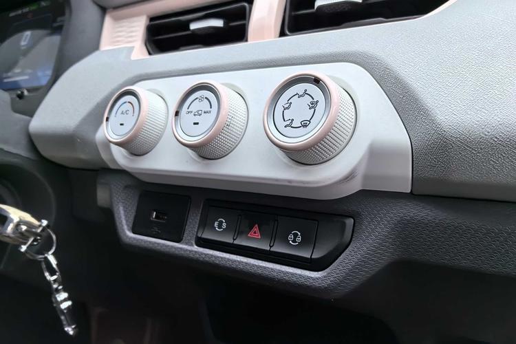 Used Chery New Energy QQ Ice Cream 2022 170km Sundae Phosphate Lithium-Ion Interior 7