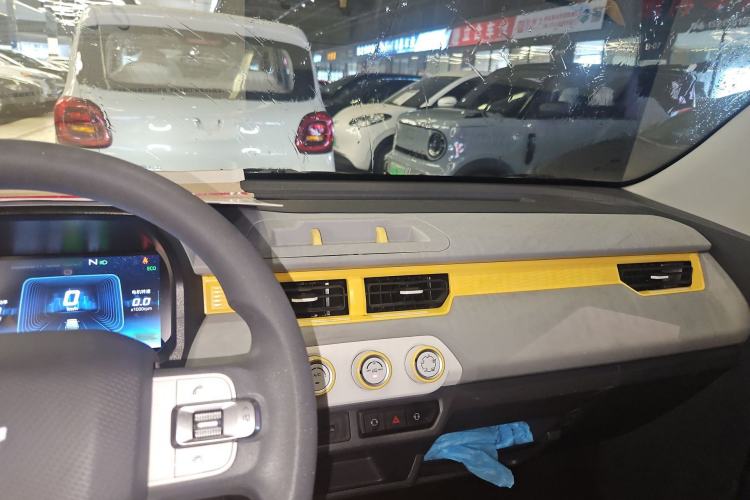 Used Chery New Energy QQ Ice Cream 2022 170km Sundae Phosphate Lithium-Ion Center Console