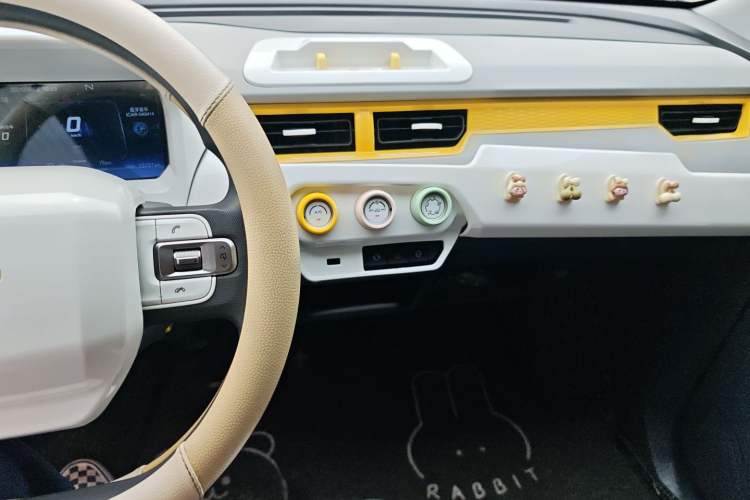 Used Chery New Energy QQ Ice Cream 2023 170km Milkshake – Lithium Iron Phosphate Interior 3