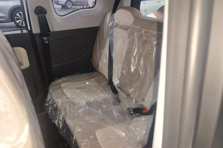 Used Chery New Energy QQ Ice Cream 2024 Facelifted 205km Sundae Interior 1