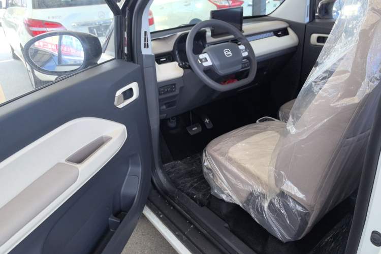 Used Chery New Energy QQ Ice Cream 2024 Facelifted 205km Sundae Interior 2