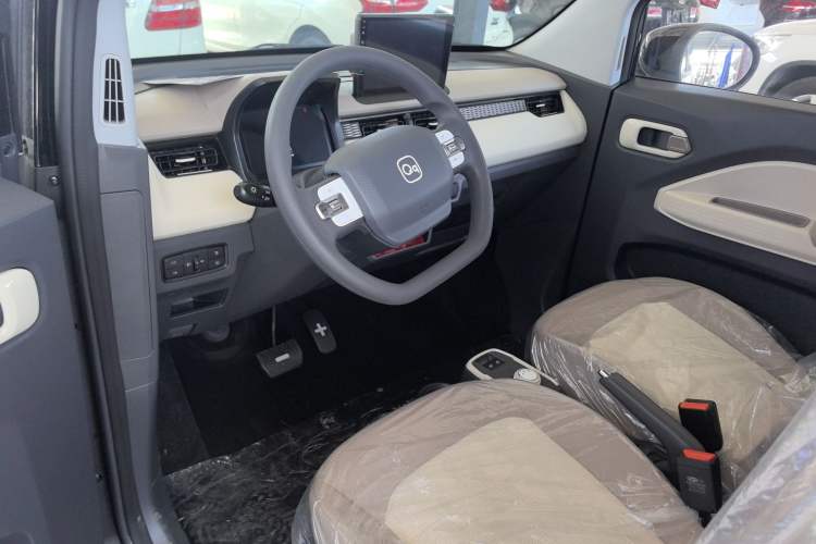 Used Chery New Energy QQ Ice Cream 2024 Facelifted 205km Sundae Interior 3