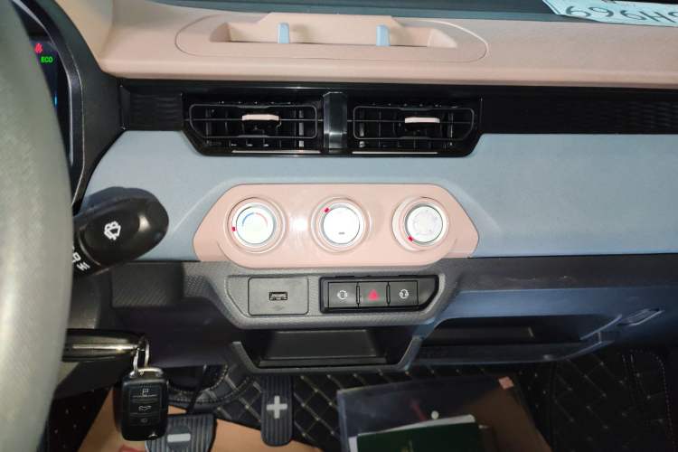 Used Chery New Energy QQ Ice Cream 2025 155km Sundae Edition Audio And AC Panel