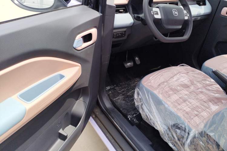 Used Chery New Energy QQ Ice Cream 2025 155km Sundae Edition Interior 3