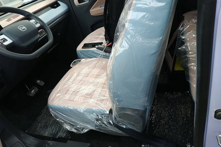 Used Chery New Energy QQ Ice Cream 2025 155km Sundae Edition Interior 4