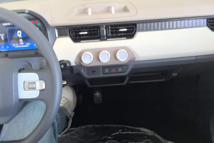 Used Chery New Energy QQ Ice Cream 2025 155km Sundae Edition Audio And AC Panel