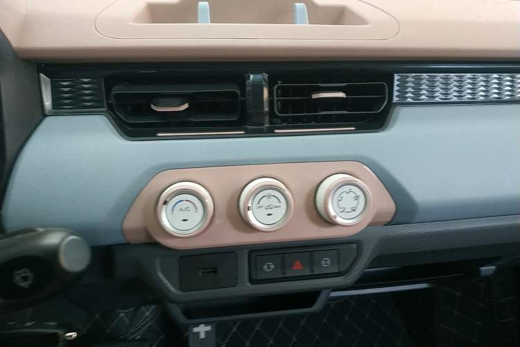 Used Chery New Energy QQ Ice Cream 2025 155km Sundae Edition Audio And AC Panel