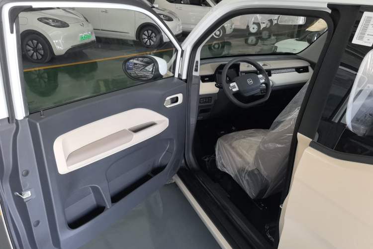 Used Chery New Energy QQ Ice Cream 2025 155km Sundae Edition Interior 2