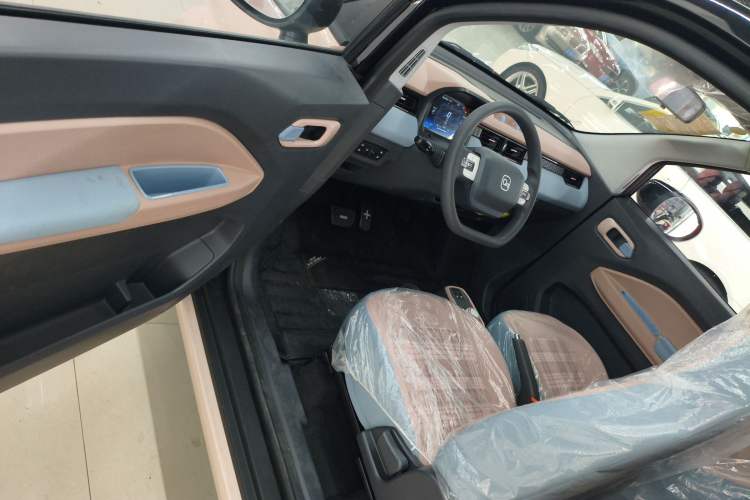 Used Chery New Energy QQ Ice Cream 2025 155km Sundae Edition Interior 3