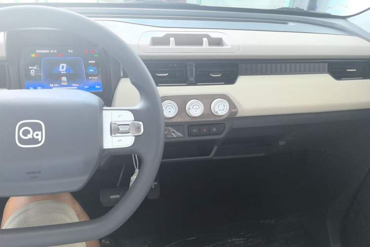 Used Chery New Energy QQ Ice Cream 2025 155km Sundae Edition Interior 1