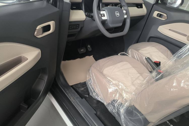 Used Chery New Energy QQ Ice Cream 2025 155km Sundae Edition Interior 2