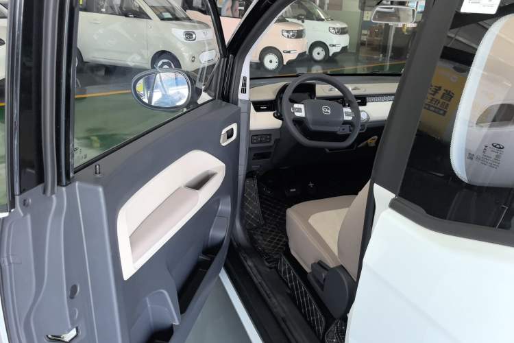 Used Chery New Energy QQ Ice Cream 2025 155km Sundae Edition Interior 2