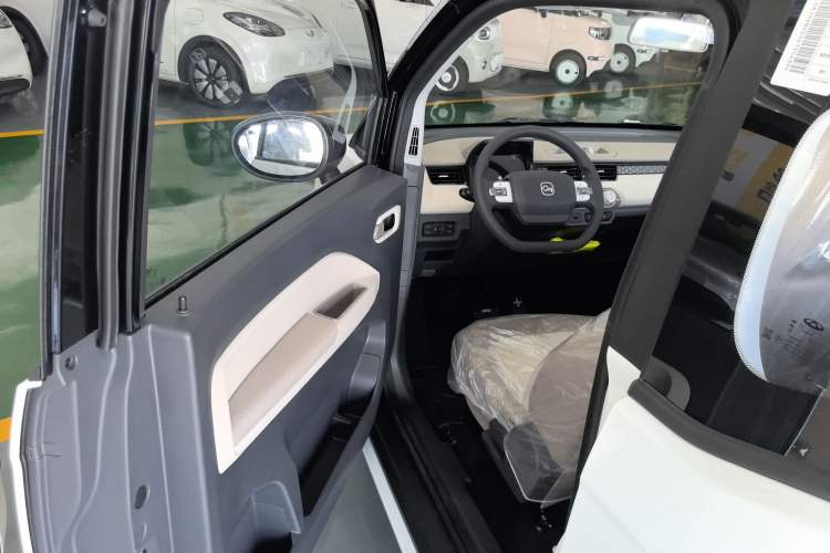 Used Chery New Energy QQ Ice Cream 2025 155km Sundae Edition Interior 2