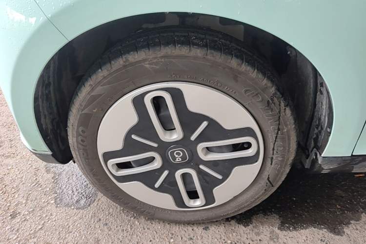 Used Chery QQ Domi 2025 Model 305km Comfort Edition Left Front Wheel Hub