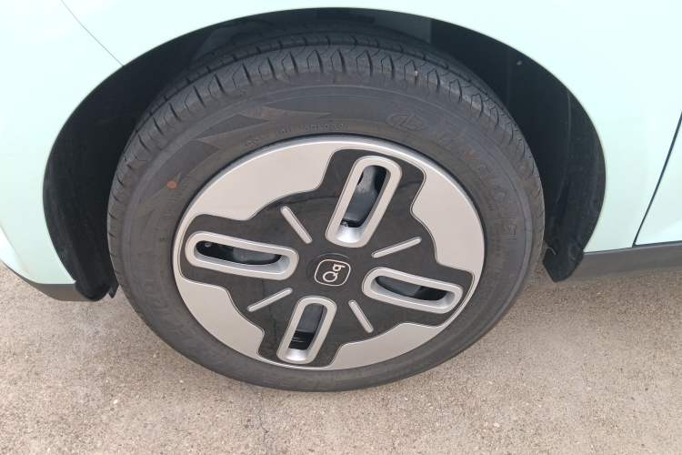 Used Chery QQ Domi 2025 Model 305km Comfort Edition Left Front Wheel Hub