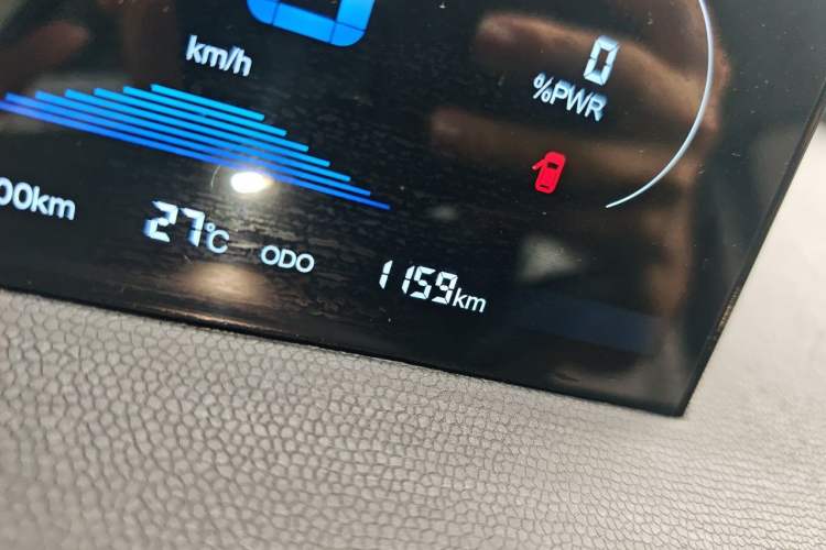Used Chery QQ Domi 2025 Model 305km Comfort Edition Odometer Close Up