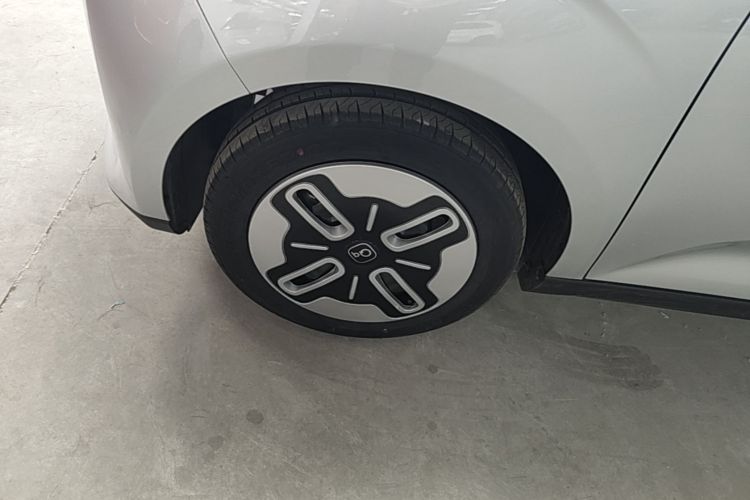 Used Chery QQ Domi 2025 Model 305km Comfort Edition Left Front Wheel Hub