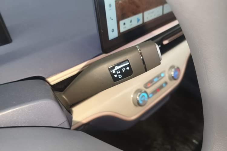 Used Chery QQ Domi 2025 Model 405km Comfort Edition Gear Lever