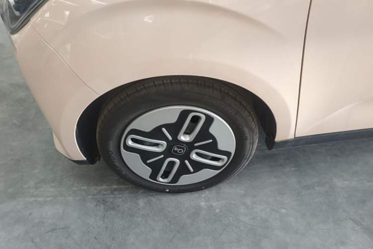 Used Chery QQ Domi 2025 Model 405km Comfort Edition Left Front Wheel Hub