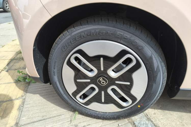 Used Chery QQ Domi 2025 Model 305km Comfort Edition Left Front Wheel Hub
