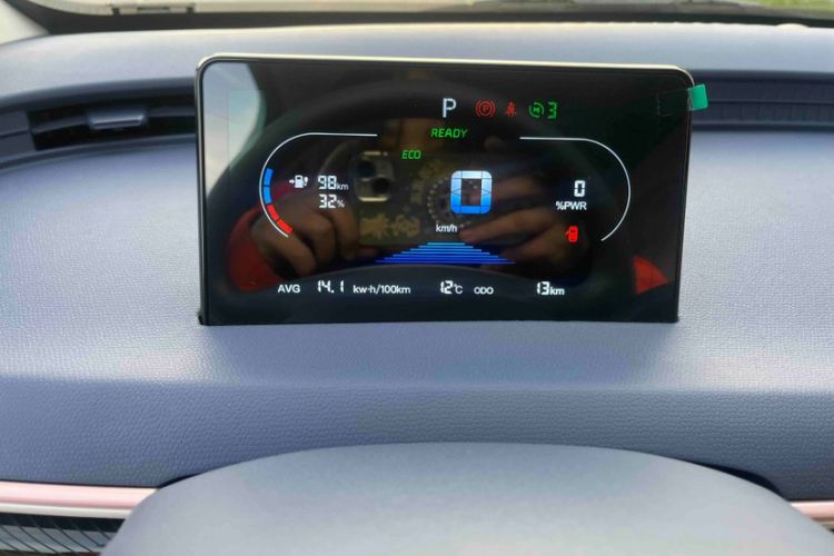 Used Chery QQ Domi 2025 Model 305km Comfort Edition Odometer Close Up